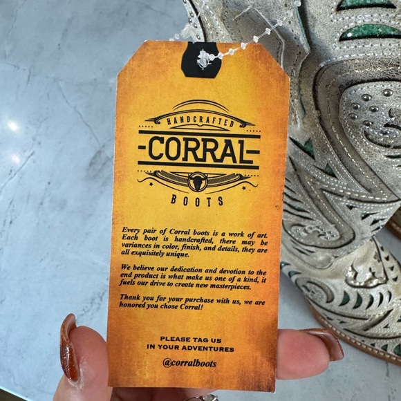 Womens sz. 9.5 corral boots - Picture 4 of 7